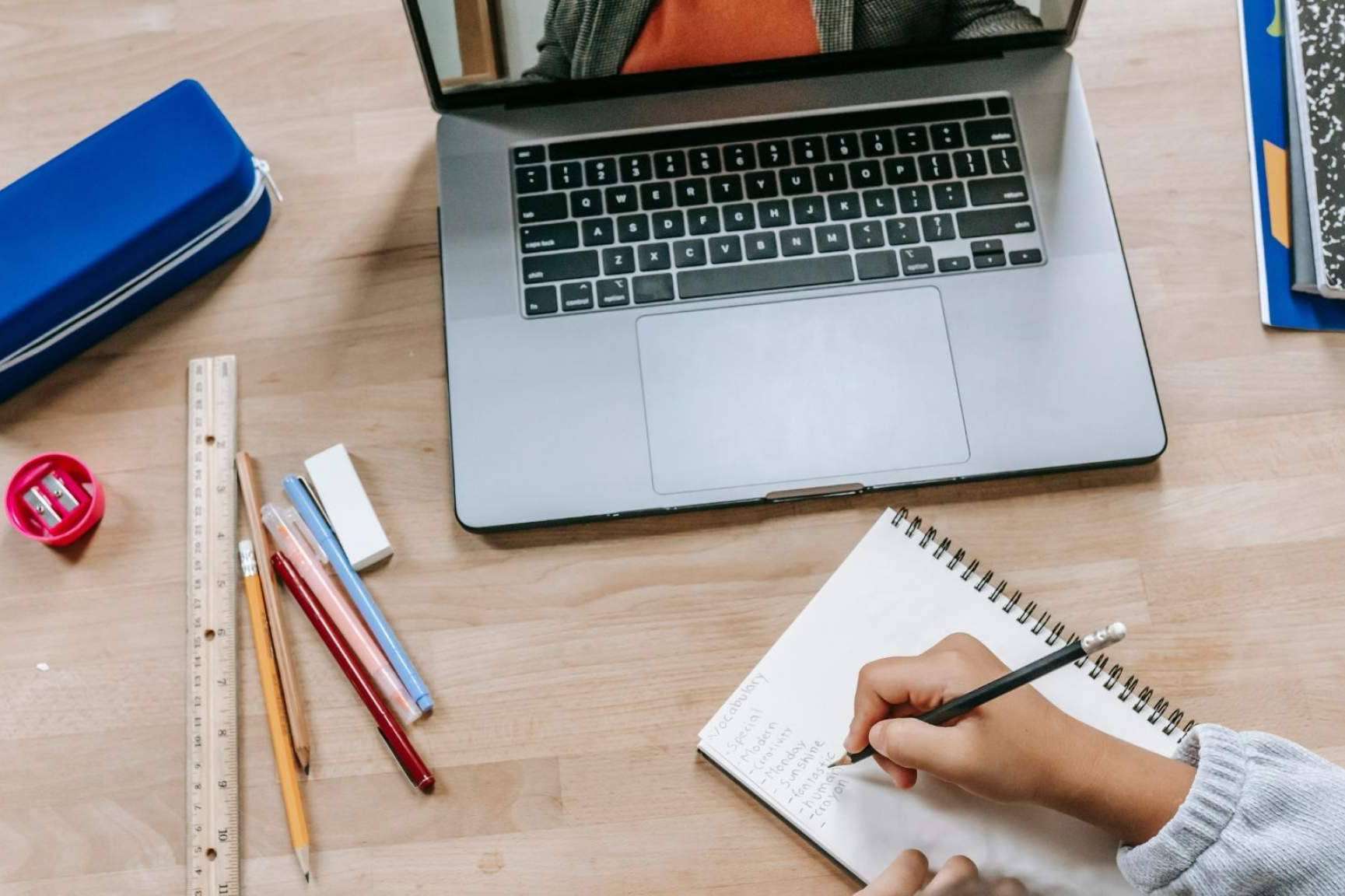 Plataformas online de formación personalizadas; la apuesta de iTopTraining para academias de oposiciones