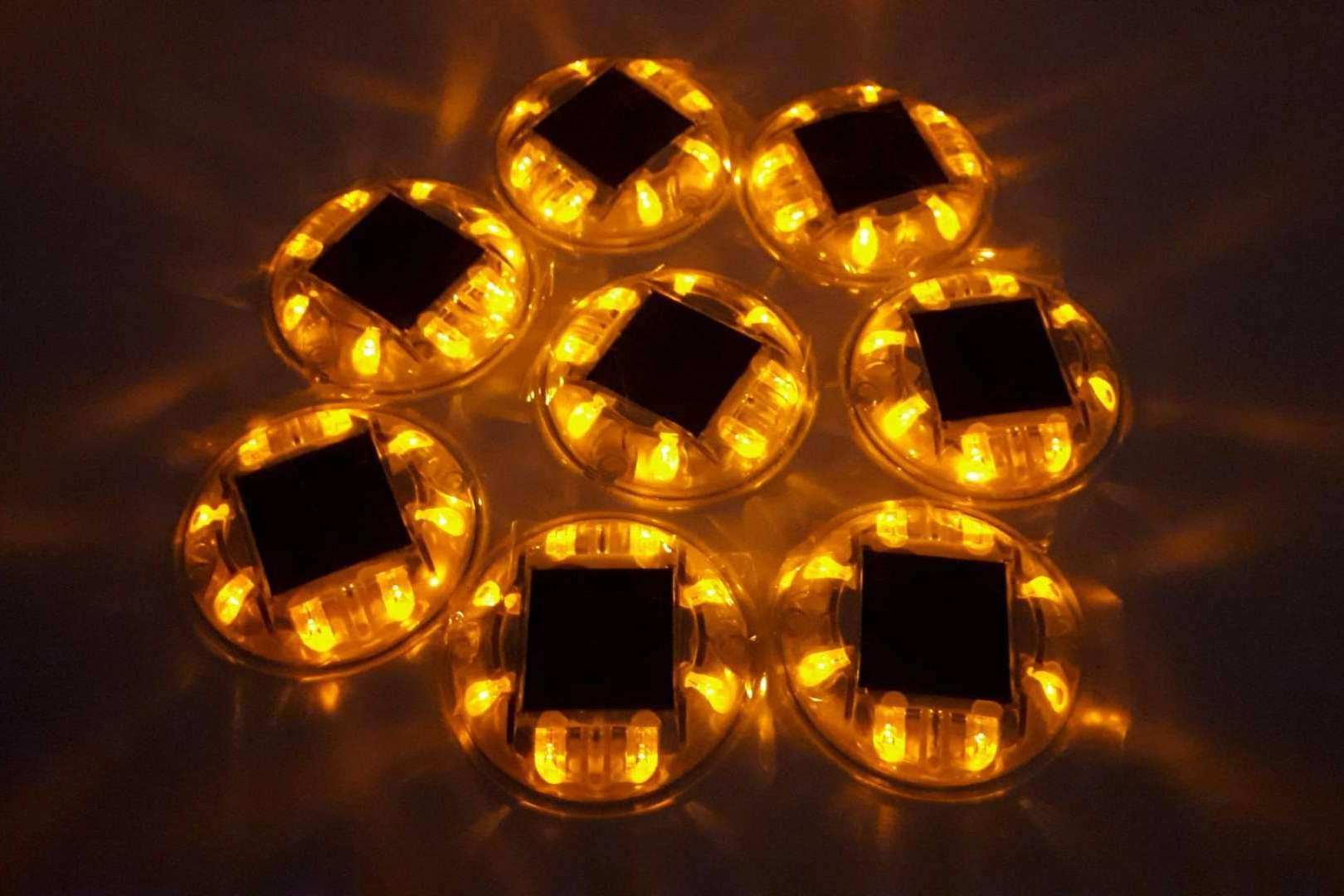 Abadecom refuerza la seguridad vial con captafaros solares LED de alta calidad