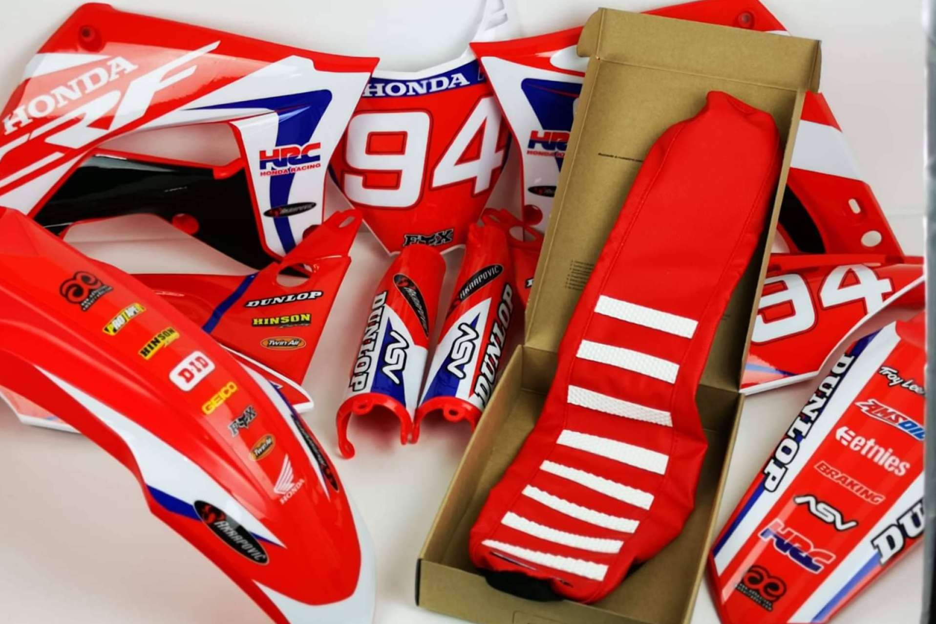 ADHESIVOSEMBARRADOS transforma motocicletas con adhesivos y plásticos personalizados