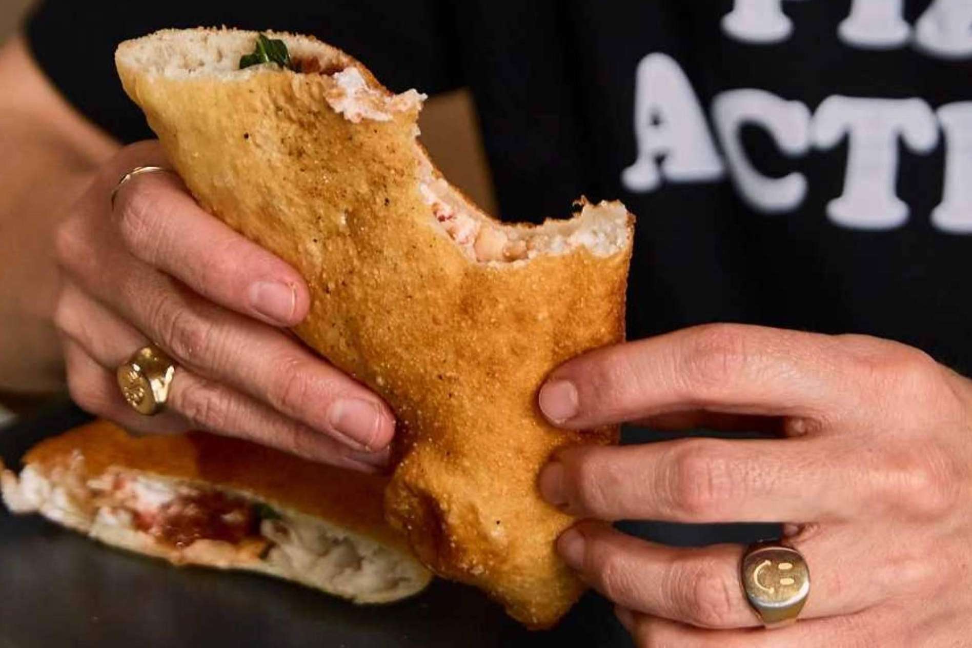 Un rincón de Nápoles en Barcelona con la pizza frita tradicional de Spaccanapoli Da Daniele