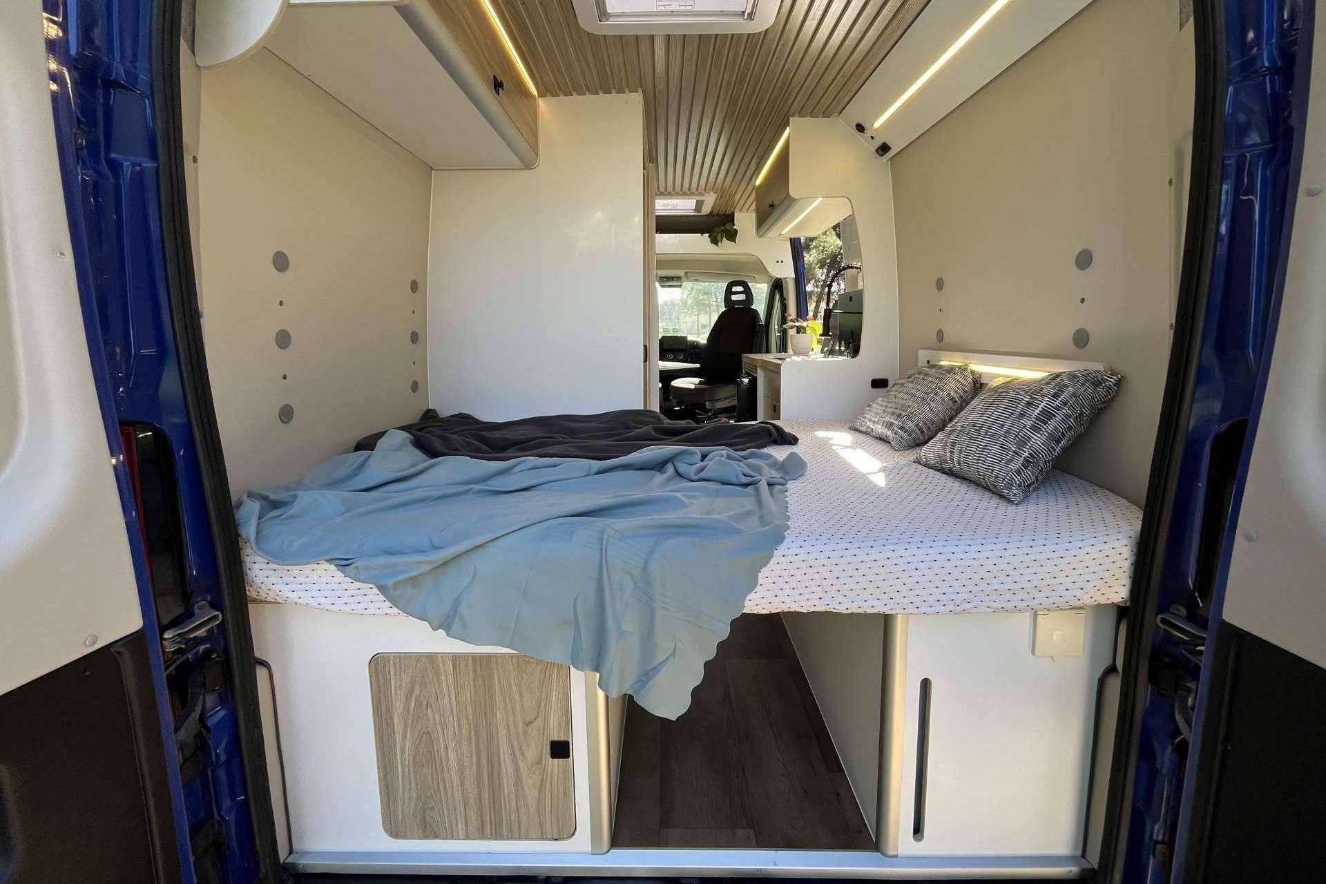 Convertir una furgoneta en camper es posible con Fabricamper, expertos en Madrid