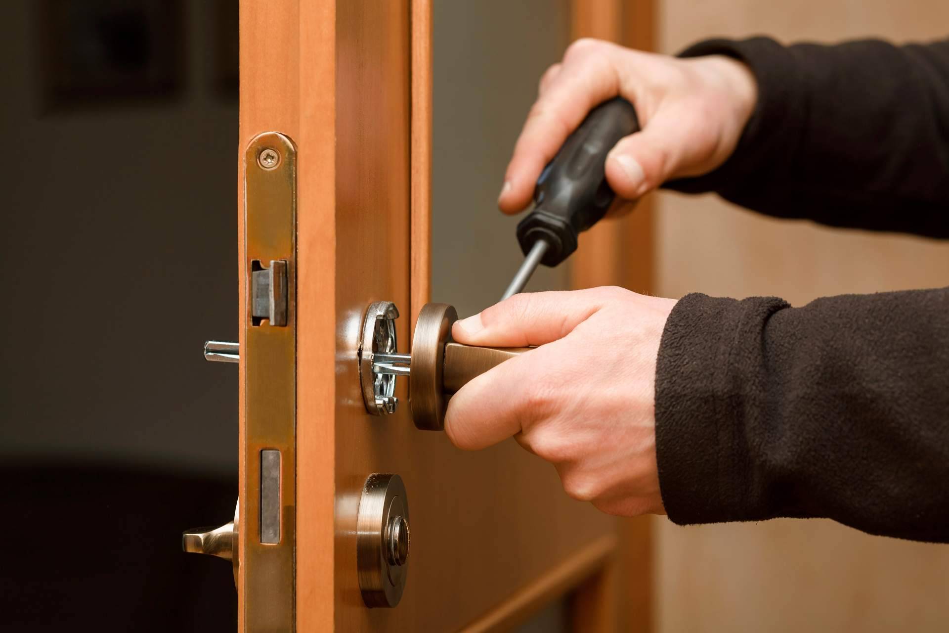 De Madrid Cerrajeros; Expertos en apertura de puertas sin roturas y sin cambios de cerraduras con servicio