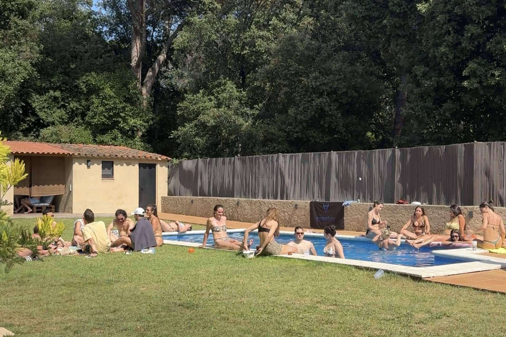 Alquilan su jardín con piscina y ganan más de 500€ en un día