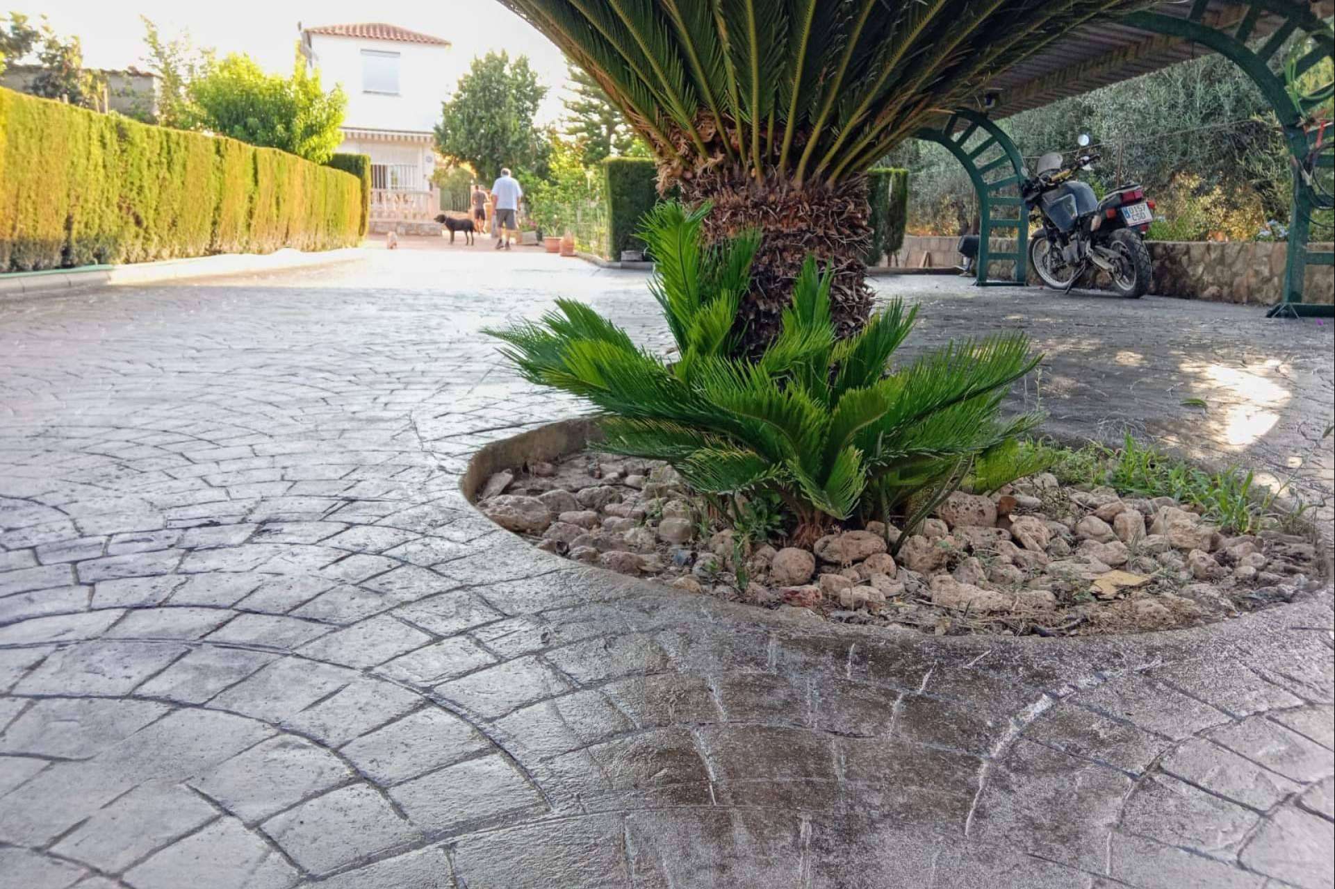 Serviarnau impulsa la renovación del hormigón impreso en Valencia con soluciones de limpieza y reparación