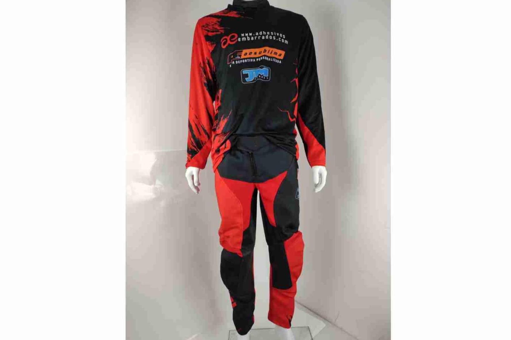 ADHESIVOSEMBARRADOS presenta su línea de prendas personalizadas para moto, enduro y motocross