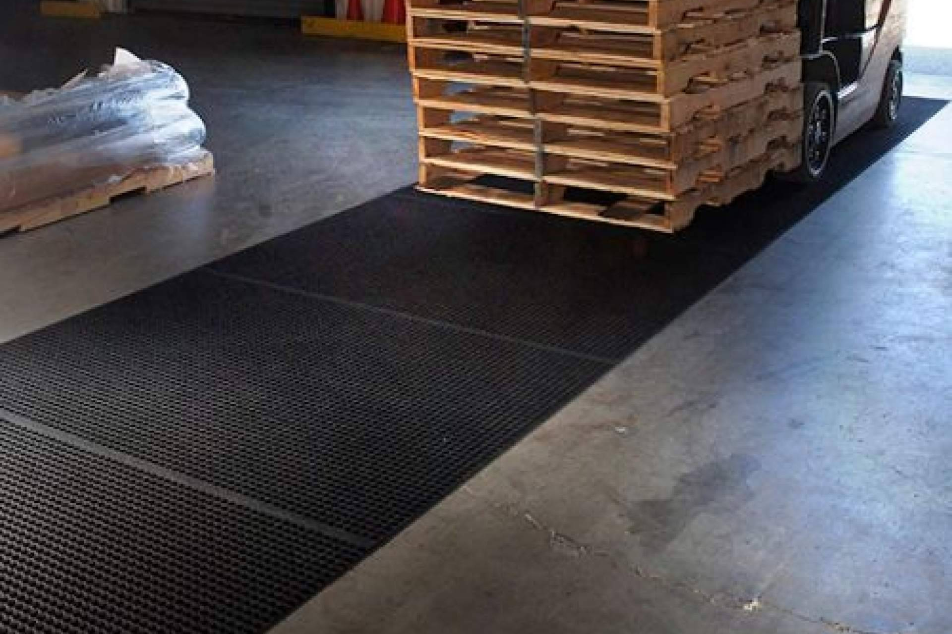 Solución integral en talleres con alfombras desinfectantes para puntos críticos