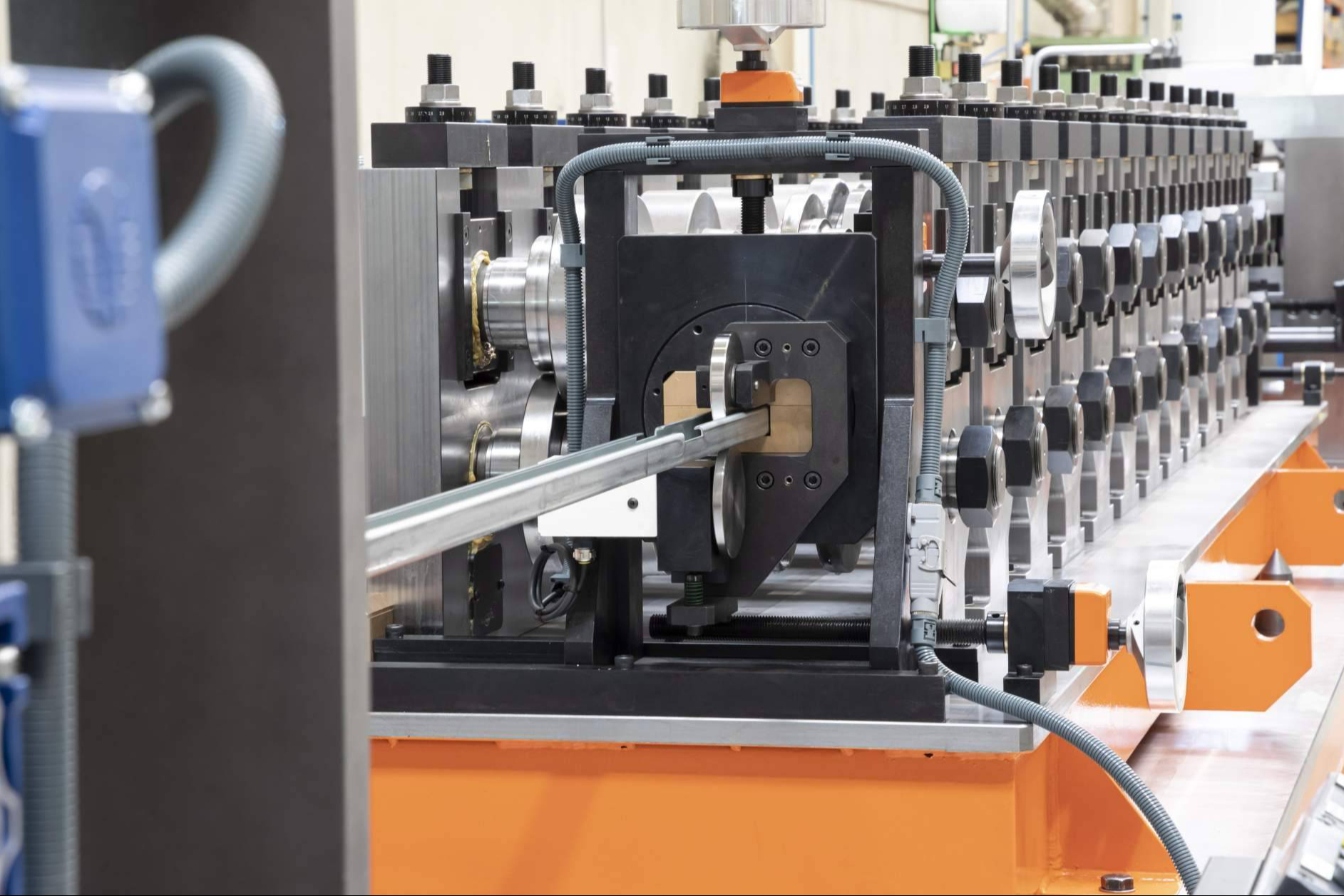 Una línea de perfilado eficiente eleva la productividad en la industria moderna
