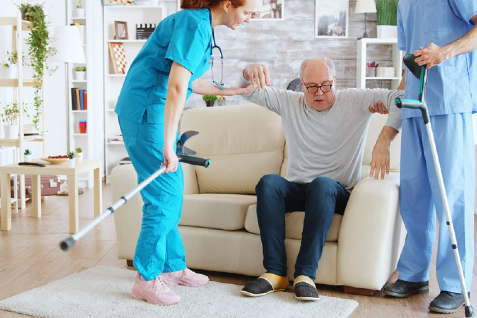 Grúas para personas mayores; por qué son imprescindibles para movilizar con seguridad en casa