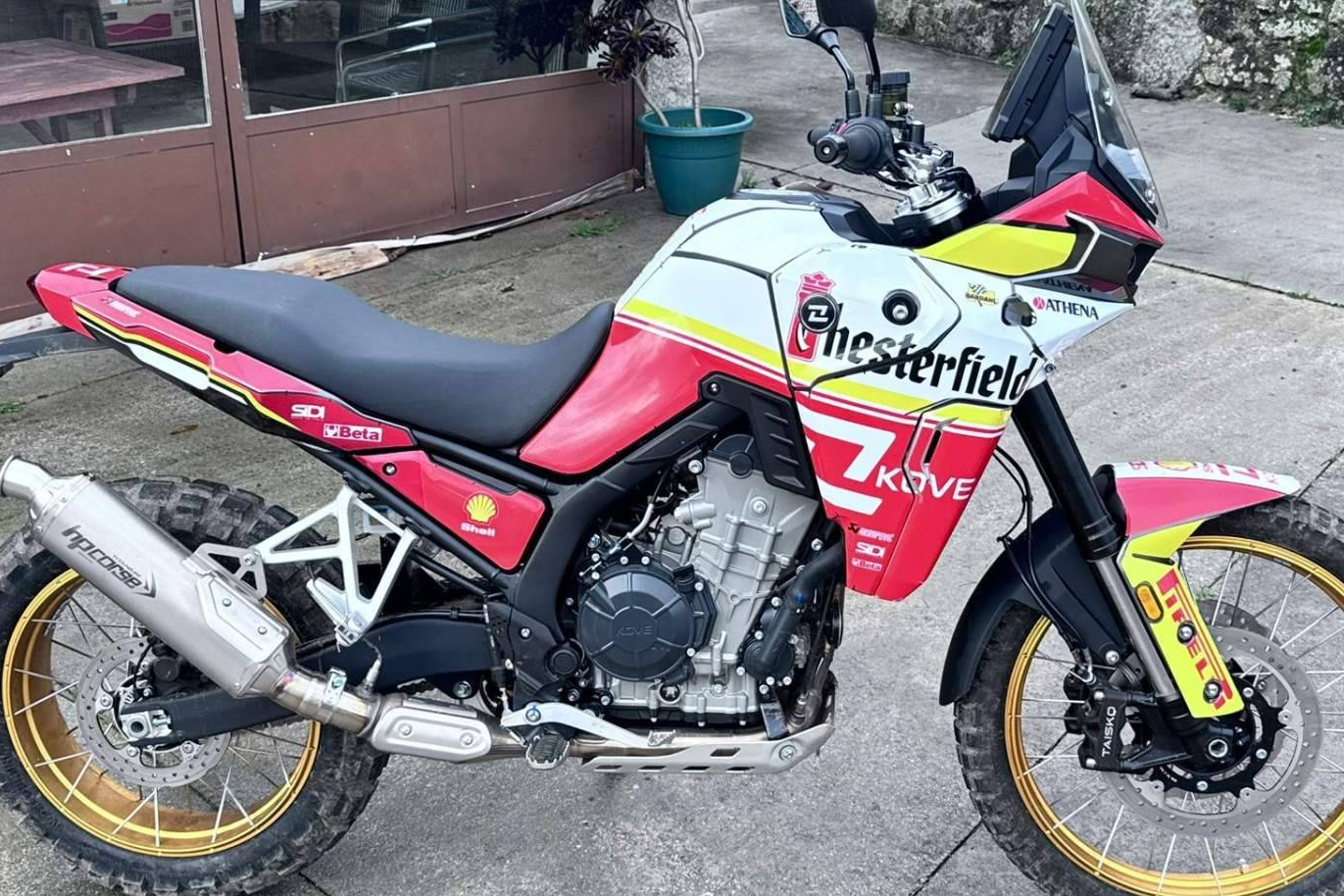 ADHESIVOS EMBARRADOS lanza diseños onroad personalizados con máxima resistencia y estética cuidada