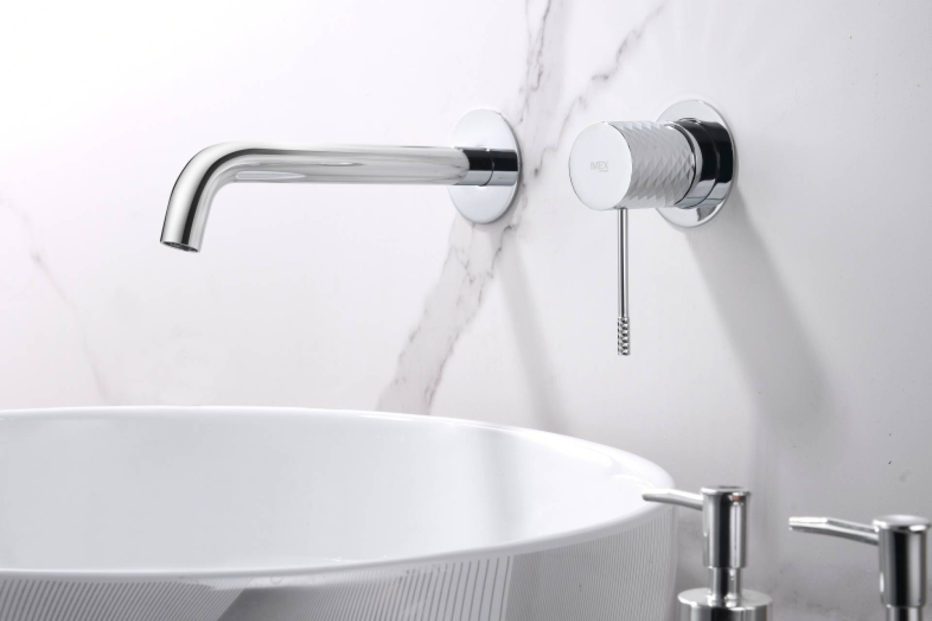 Diseño empotrado exclusivo en baños modernos; la Serie GÉNOVA de IMEX incorpora apertura en frío para mayor eficiencia
