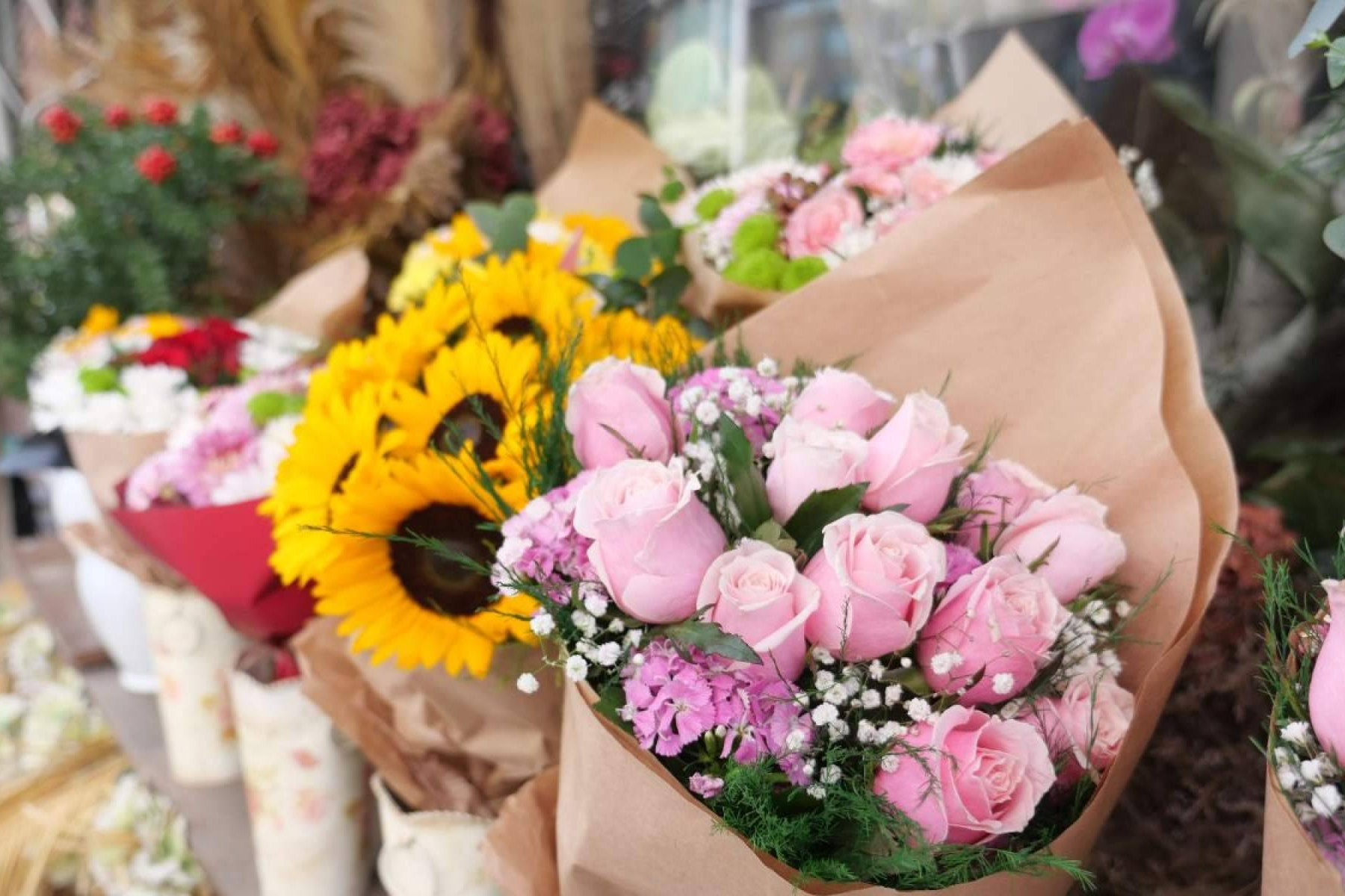 La Rosa de Oro refuerza su presencia como floristería en Sevilla con reparto propio