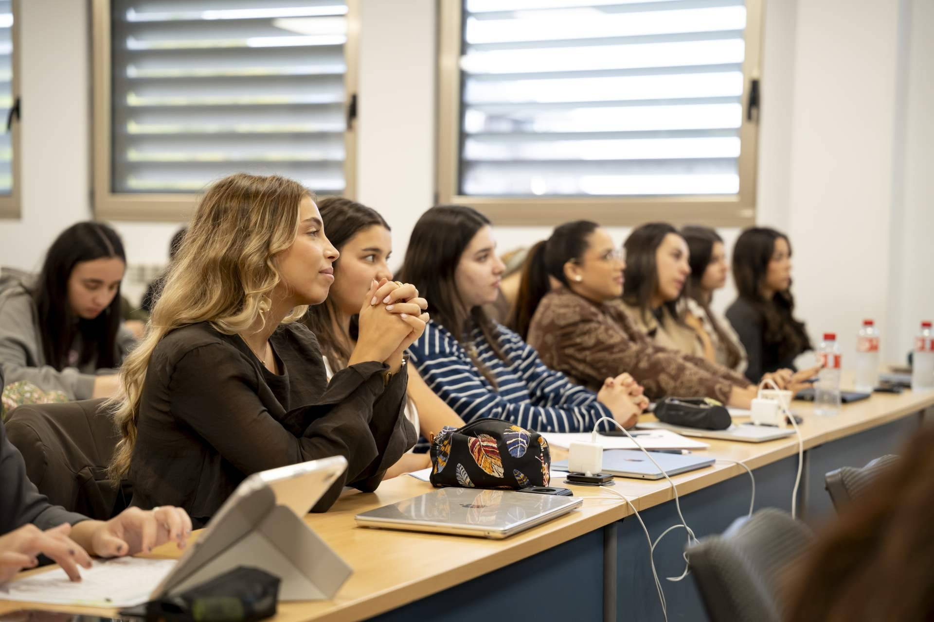 Cesine prepara para los negocios internacionales con una formación conectada al mercado global