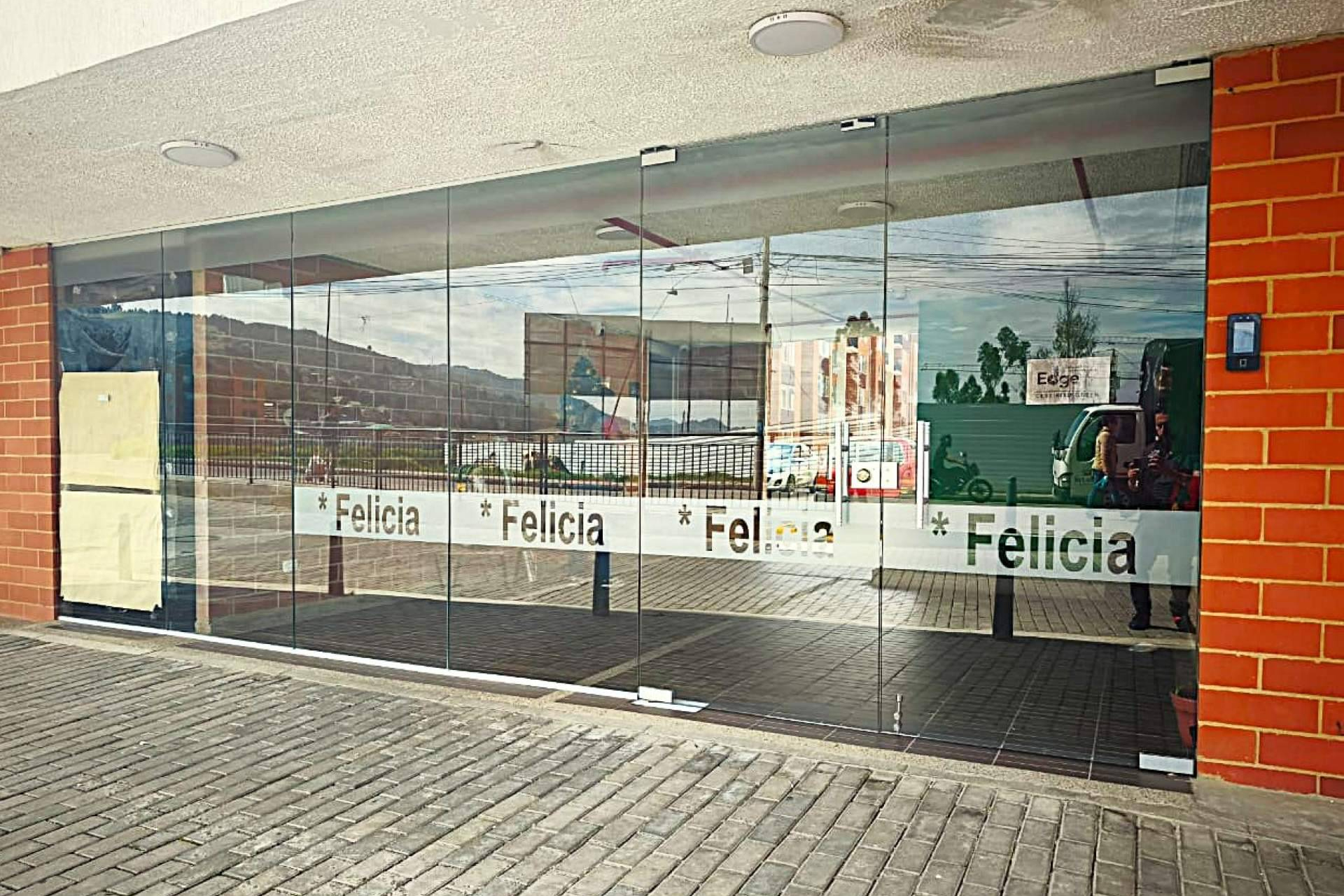 TESLA ARQUITECTURA SAS; 15 años elevando el nivel técnico en puerta de vidrio y fachadas de vidrio