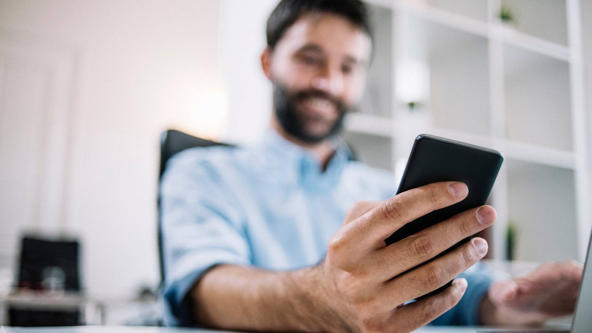 La IA entra en la comunicación interna con una exigencia nueva; adaptarse a cada empresa