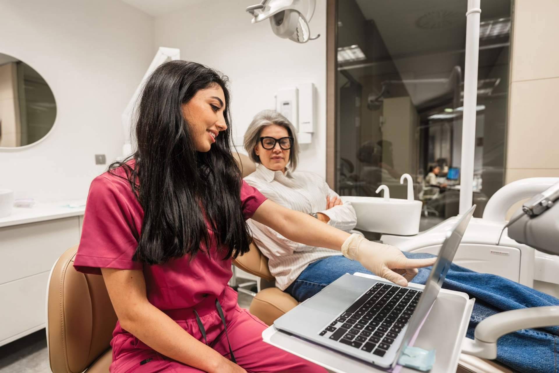 La Dra. Yasmine Skali, una de las Top 10 Mujeres Líderes del healthcare español en 2025
