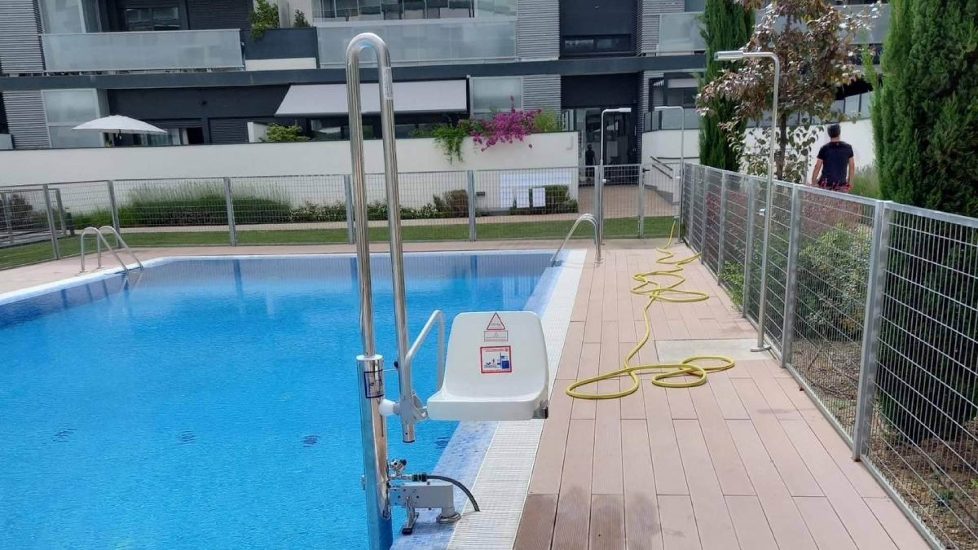 Grúas de piscina en Madrid, una solución clave ante la falta de accesibilidad en verano
