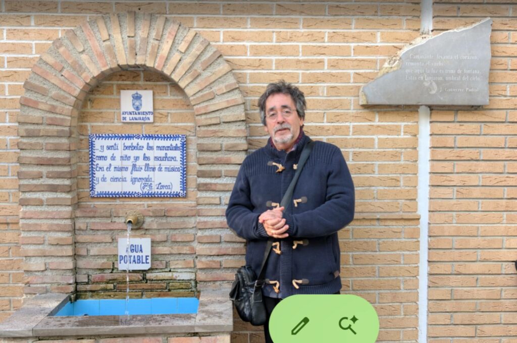 José Rey Salas convierte la estupidez humana en una delirante tragicomedia en El loco del pijama azul