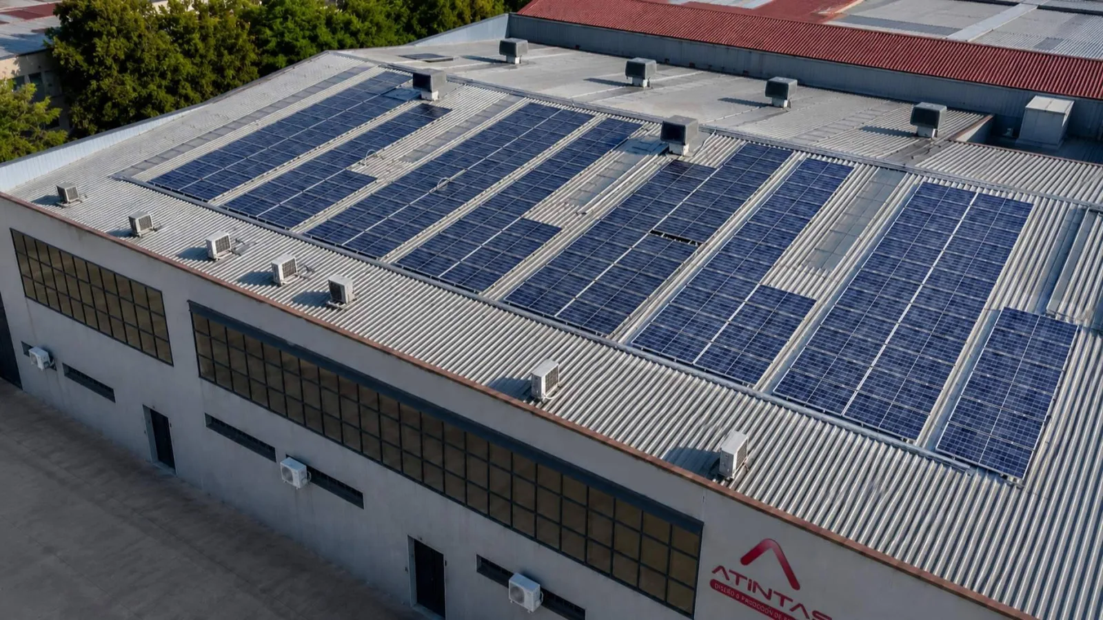 Atintas evita más de 150 toneladas de CO₂ al año fabricando PLV con energía solar