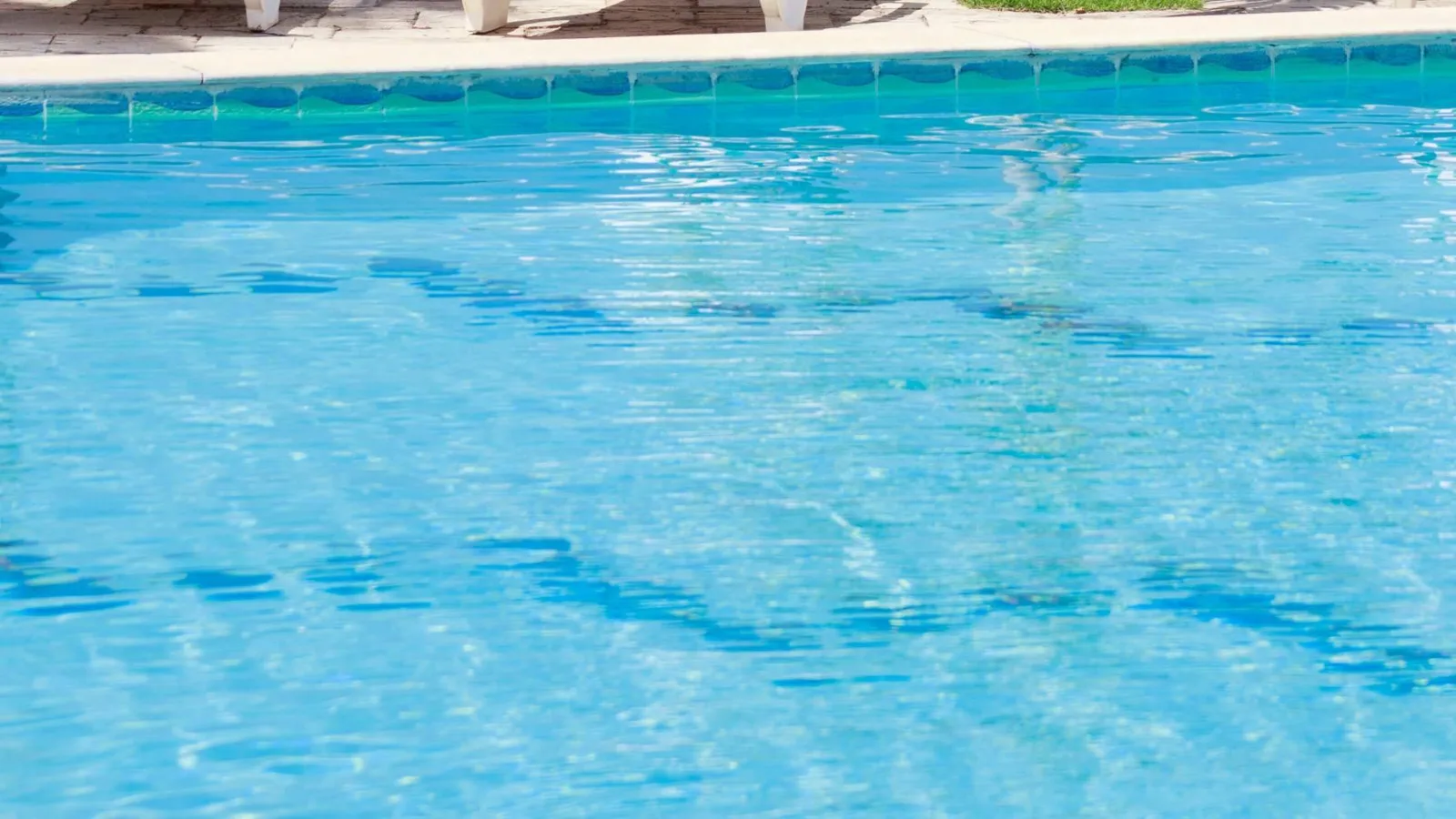 El mantenimiento que marca la diferencia en una piscina durante el verano